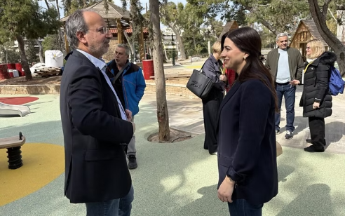 Αυτοψία της Αντιπεριφερειάρχη Αττικής στις νέες παιδικές χαρές του Άλσους Νέας Σμύρνης
