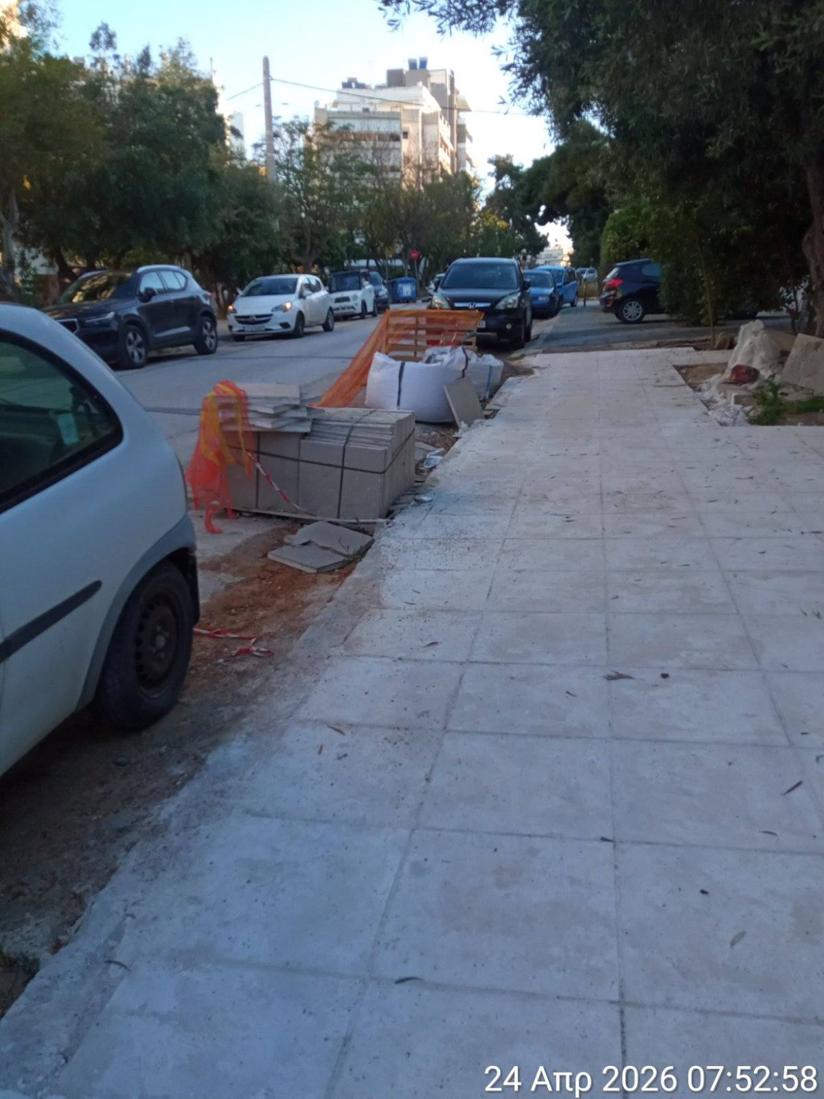 «Αργά αλλά σταθερά»: Ο Δήμαρχος Νέας Σμύρνης για τις επισκευές πεζοδρομίων στη Χρυσάκη – Αγ. Αναργύρους