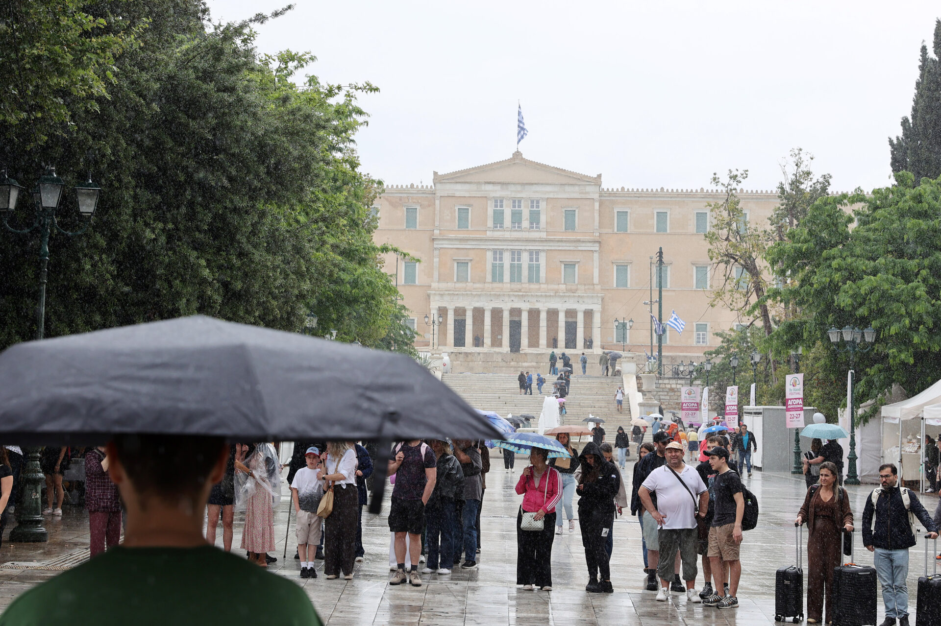 Καταιγίδα και πτώση θερμοκρασίας στη Νέα Σμύρνη – Φθινοπωρινό σκηνικό