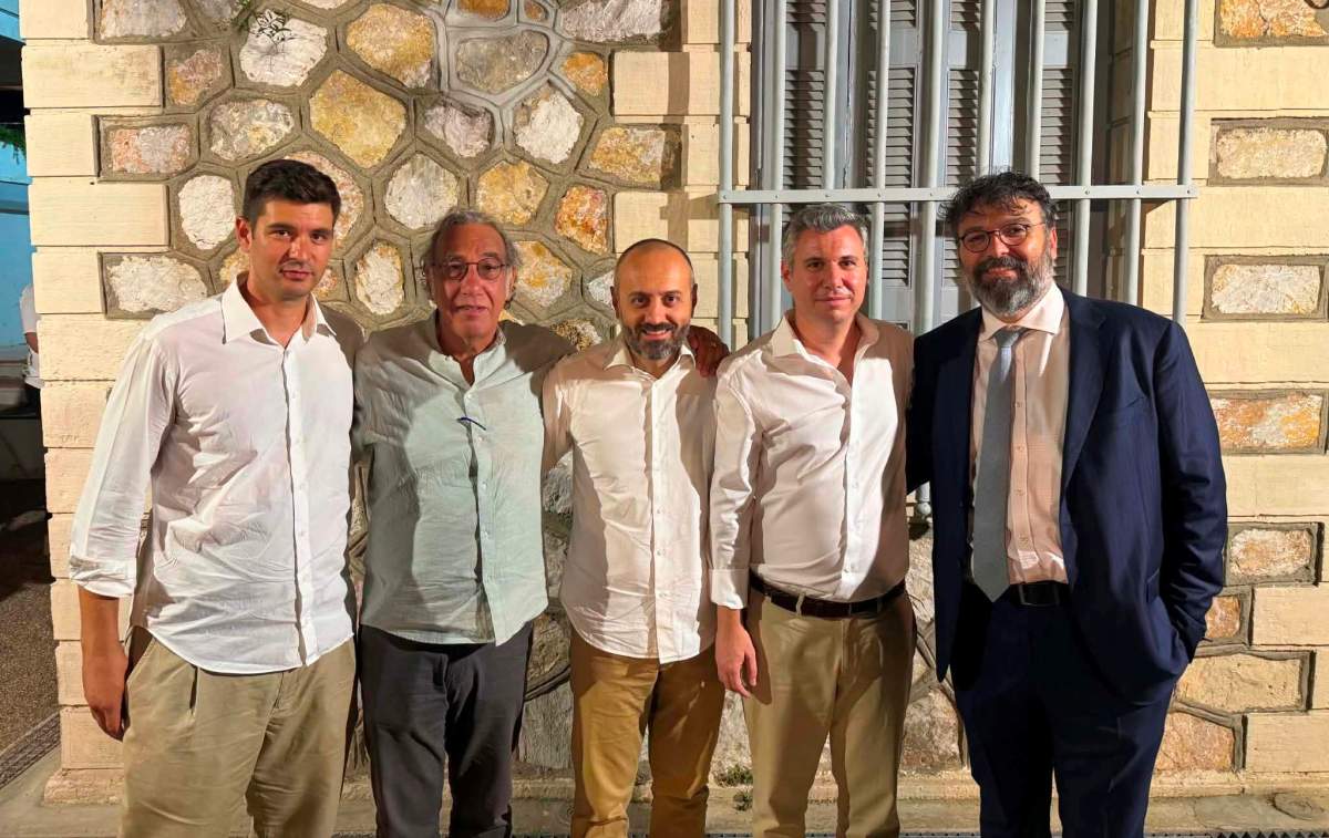 Αυτοκίνητο τυλίχθηκε στις φλόγες εν κινήσει στη Νέα Σμύρνη